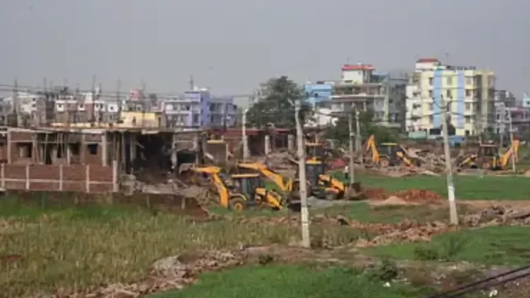 VIDEO : पटना के राजीव नगर में 70 घरों को तोड़ने गए बुलडोजरों पर हमला, सिटी एसपी पर जानलेवा हमला