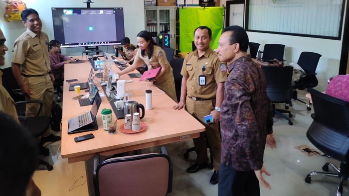 Sekda Bali Sidak Penggunaan Tumbler ke 10 Kantor Dinas Pemprov Bali