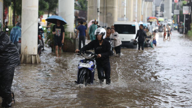 Jalan Ciledug Raya Jaksel Tergenang Banjir, Banyak Kendaraan Mogok Ditempat